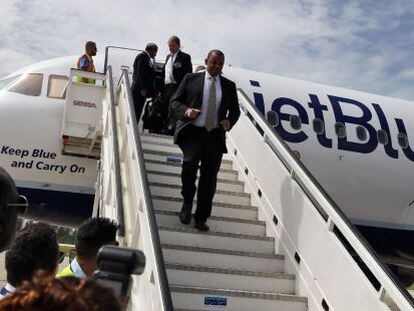 El secretario de Transporte de EE UU, Anthony Fox, a su llegada a Cuba en el vuelo de Jet Blue.