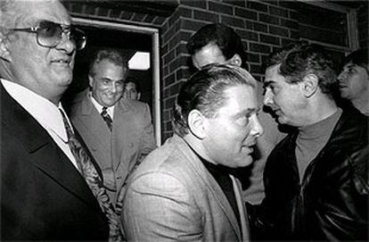 Sammy Gravano (centro) y John Gotti salen de un club de Nueva York.
