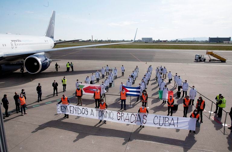 Llegada a Turín de 38 profesionales de la salud cubanos, este lunes, en el aeropuerto de la ciudad italiana.