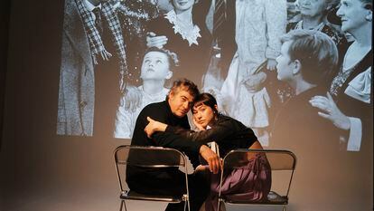 Los actores Eduard y Greta Fernández, durante una proyección improvisada de 'Qué bello es vivir'.
