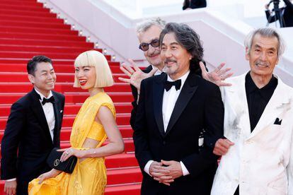 Desde la izquierda, el productor Koji Yanai, Aoi Yamada, los directores Wim Wenders y Kōji Yakusho y el actor Min Tanaka, en la alfombra roja durante la presentación de 'Perfect Days', el 25 de mayo
