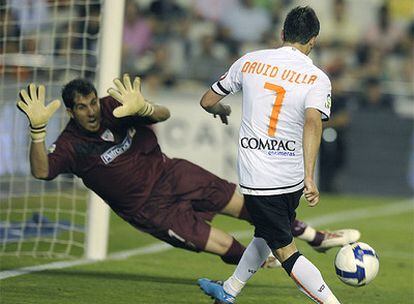 El delantero valencianista bate al guardameta Iraizoz tras intentarlo en varias ocasiones sin éxito