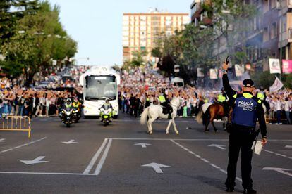 El autobús del Madrid, llegando al Bernabéu en medio del dispositivo de seguridad.