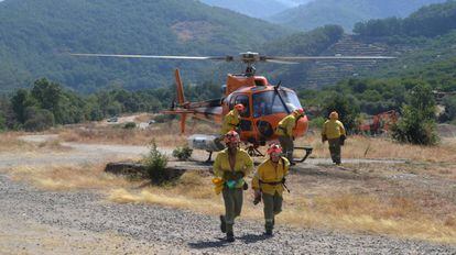Bomberos forestales en zona afectada por el incendio en el Valle del Jerte.