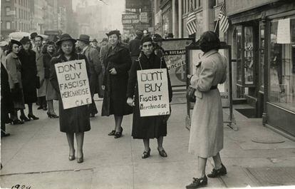 Dos emigrantes españolas boicotean la reputada tienda Casa Moneo en pleno corazón del barrio español en Manhattan, en Nueva York, en 1939.