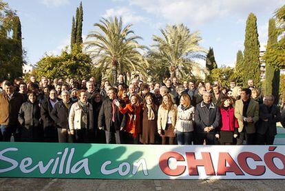 Carme Chacón saluda rodeada de delegados socialistas que apoyan en Sevilla su candidatura a la secretaría general del PSOE.