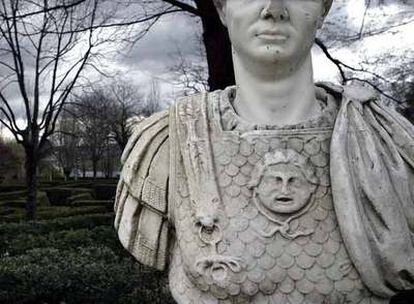 Busto en la plaza de los Emperadores en el jardín de El Capricho.