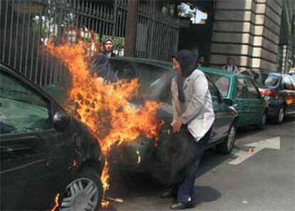 Una de las mujeres que ha intentado quemarse viva frente a la sede del espionaje francés en París.
