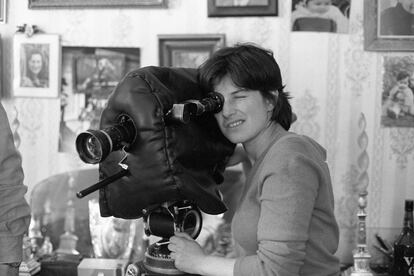 Chantal Akerman, directora de 'Jeanne Dielman, 23 Quai de Commerce, 1080 Bruxelles', durante el rodaje de 'Dis-moi', en 1980.