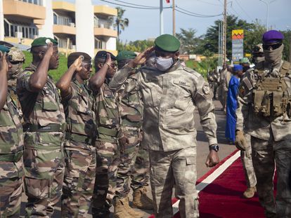 El presidente de Malí, el coronel Assimi Goita, durante una ofrenda floral en el monumento de la Independencia en Bamako (Mali) el 22 de septiembre.