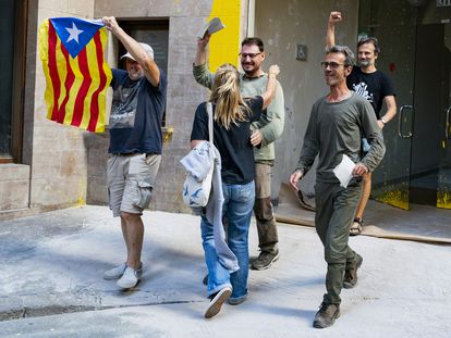Los detenidos por el boicot a la Vuelta, a la salida del juzgado de Solsona, el 28 de agosto.