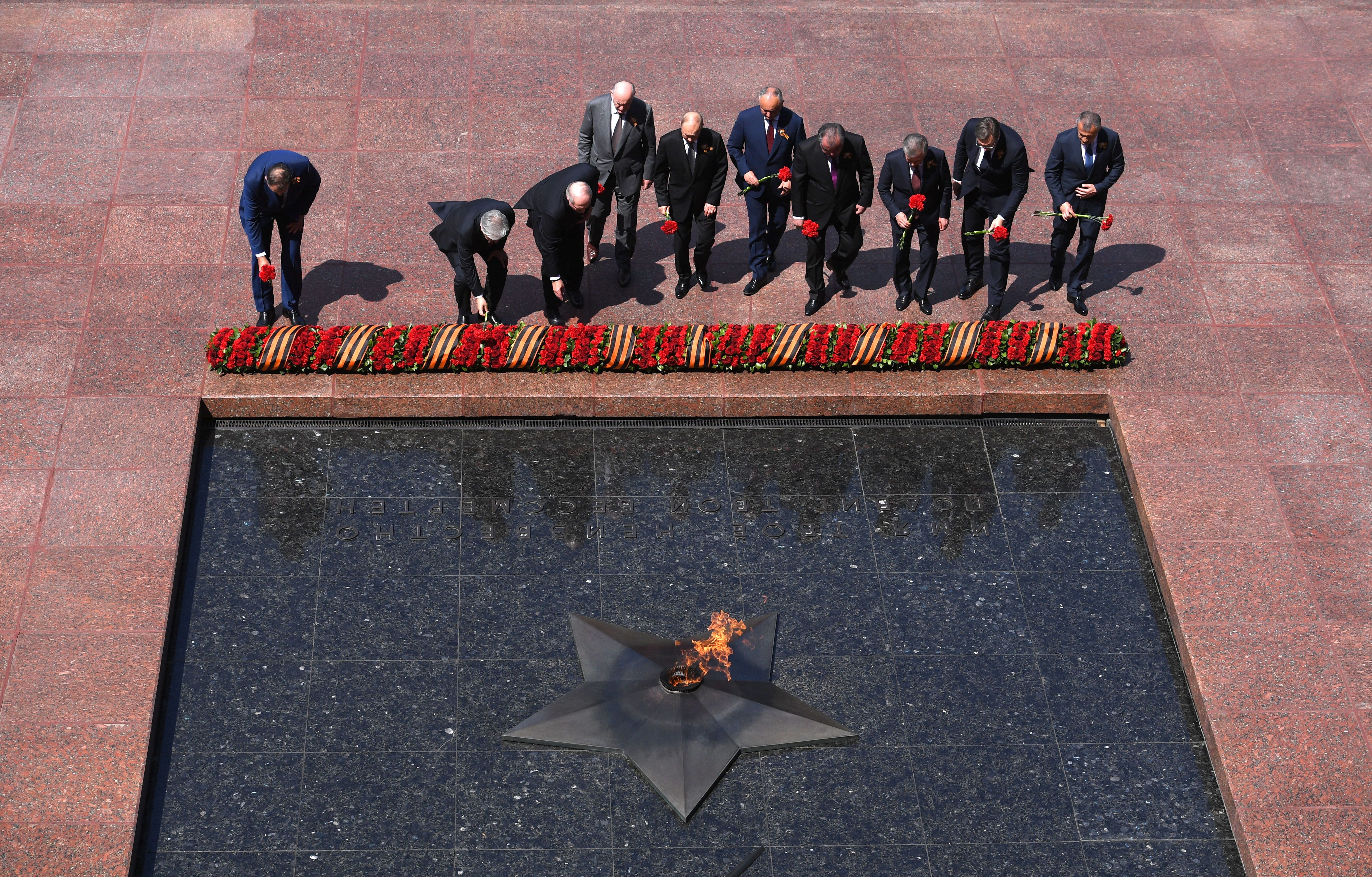 Putin y los líderes que han acudido al desfile del Día de la Victoria depositan flores en la Tumba del Soldado Desconocido, este miércoles en Moscú. 