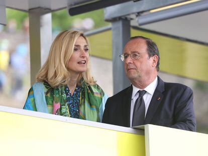 Julie Gallet y François Hollande, en junio de 2021 en Brest, Francia.