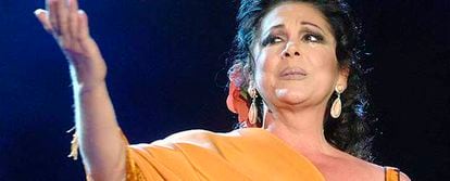 La cantante Isabel Pantoja durante su actuación este sábado en Valladolid.