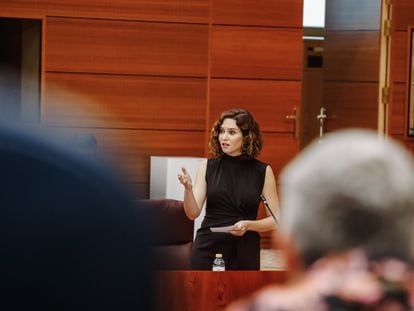 La presidenta de la Comunidad de Madrid, Isabel Díaz Ayuso, interviene durante una sesión plenaria en la Asamblea, este jueves.