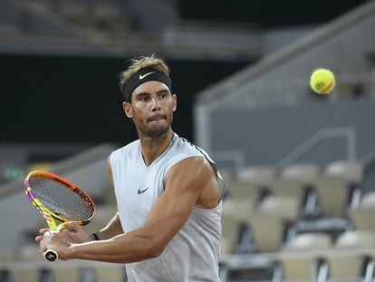 Nadal observa la pelota durante el entrenamiento de este viernes en París.