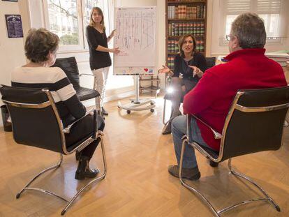 Las mediadoras Mar&iacute;a Quero (izquierda, de pie) y Yolanda Ram&iacute;rez durante una de las sesiones de mediaci&oacute;n de los L&oacute;pez (de espaldas).