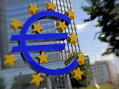 Escultura del signo del euro situada frente a la sede del Banco Central Europeo en Fráncfort.