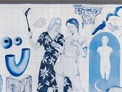 Detalle del mural de Los Bravú en la fachada del Palacio de la Música, en la Gran Vía de Madrid.