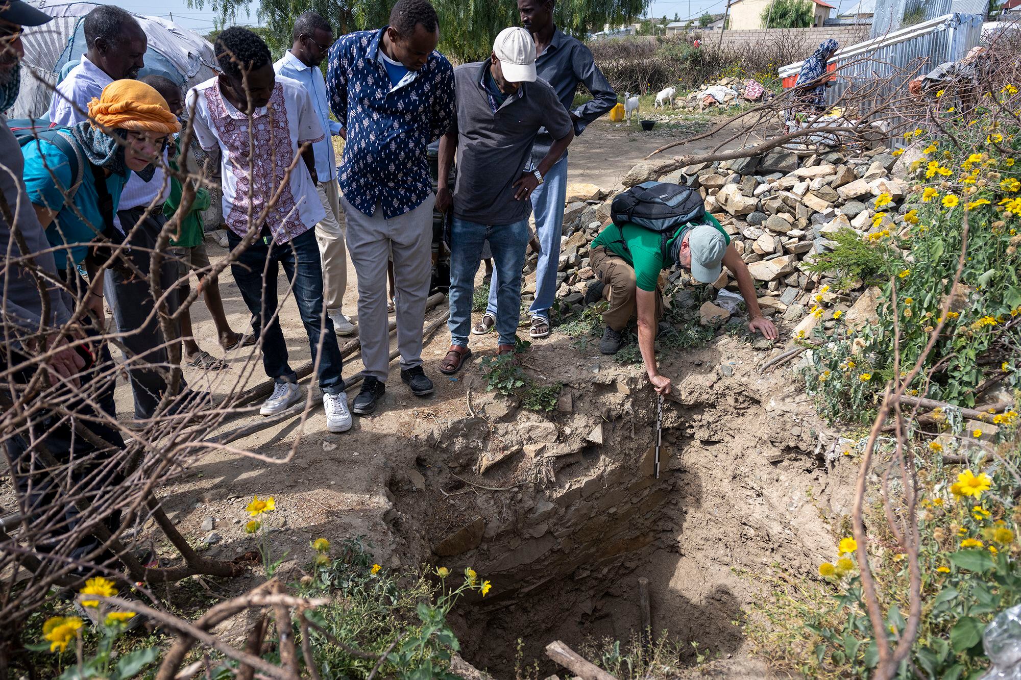 El equipo arqueológico documenta una pared que podría ser de la antigua ciudad medieval de AwBarre, en un pozo destinado a ser fosa séptica de una de las viviendas del actual pueblo etíope.