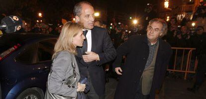 El expresidente valenciano Francisco Camps a su llegada, acompañado de su esposa, al Tribunal Superior de Justicia de Valencia para escuchar el veredicto.