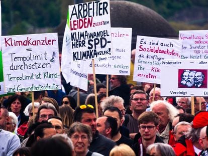 Un grupo de activistas protestaba el 1 de mayo en Coblenza (Alemania), contra la política climática del Gobierno.