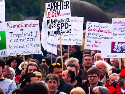 Un grupo de activistas protestaba el 1 de mayo en Coblenza (Alemania), contra la política climática del Gobierno.