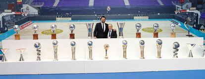 Felipe Reyes posa con Florentino Pérez junto a los trofeos conquistados por el capitán del Madrid