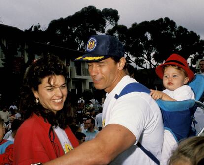 Maria Shriver, Arnold Schwarzenegger y su hija Katherine en 1990.
