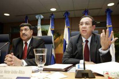 Durante el encuentro, el gobernador del BC, Héctor Valdez Albizu (d), habló con el FMI sobre el comportamiento de la economía dominicana durante 2013, destacando el crecimiento del producto interno bruto (PIB) de 4,1 %, por encima de las estimaciones. EFE/Archivo