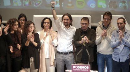 El líder de Podemos, Pablo Iglesias (c), junto a los miembros de su equipo, Tania González (i), Carolina Bescansa (2ªi), Íñigo Errejón (d) y Juan Carlos Monedero (2ºd), en una imagen de archivo.