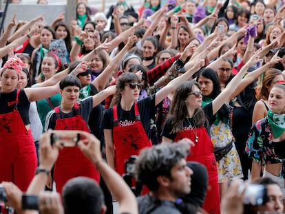 El colectivo Lastesis interpreta 'Un violador en tu camino', en pasado 19 de diciembre, en Santiago de Chile.