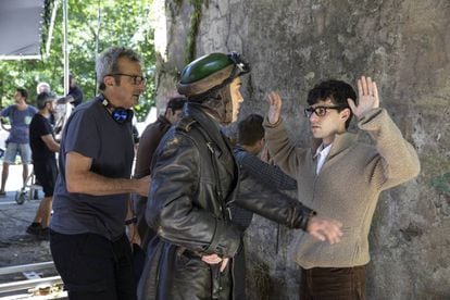 El director Mariano Barroso (izquierda) y el actor Àlex Monner (derecha), en un momento del rodaje de 'La línea invisible'.