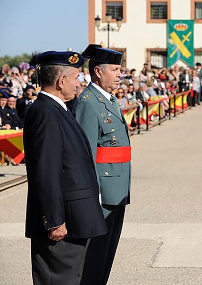 El general Vázquez Jarava, a la derecha, en un acto de la Guardia Civil en 2014 en el que se le impuso la Cruz al Mérito.