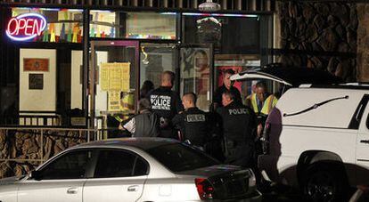 Policías en la puerta del local donde se produjo el tiroteo en el que murieron seis personas.