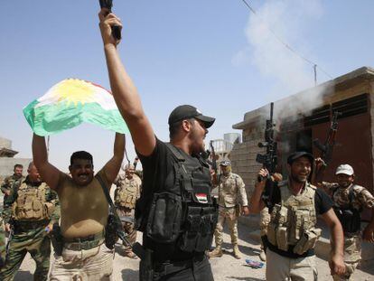 Un grupo de peshmergas celebra ayer su victoria sobre el Estado Isl&aacute;mico en una posici&oacute;n al noroeste de Tikrit