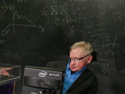 El presidente de la Fundaci&oacute;n BBVA, Francisco Gonz&aacute;lez, hace entrega del premio Frontera del Conocimiento, al astrof&iacute;sico brit&aacute;nico Stephen Hawking, en la Universidad de Cambridge.