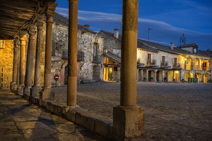 Un recinto medieval sobre un peñasco, ceñido de murallas y con una sola puerta de acceso, que ha servido de plató de películas como 'Campanadas a medianoche', de Orson Welles (1965). En la plaza Mayor, durante el mes de julio (este año, los días 6 y 13), se celebran conciertos nocturnos de música clásica iluminados por cerca de 45.000 velas. Más información: <a href="http://pedraza.info/" target="_blank">pedraza.info</a>