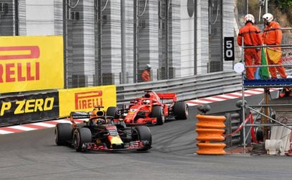 Daniel Ricciardo, por delante de Sebastian Vettel durante el GP de Mónaco.