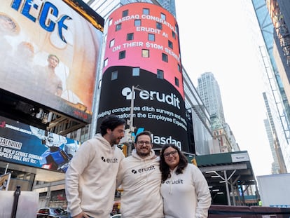 Alejandro Martínez, fundador y CEO de Erudit, con parte del equipo.