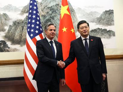 El secretario de Estado de EE UU, Antony Blinken, y el ministro de Exteriores chino, Qin Gang, estrechan manos en Pekín, este domingo.