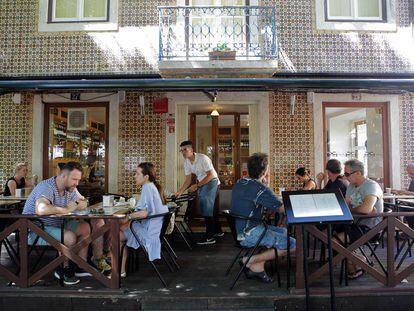 Terraza del restaurante P&atilde;o de Canela, en la plaza de las Flores (Lisboa).