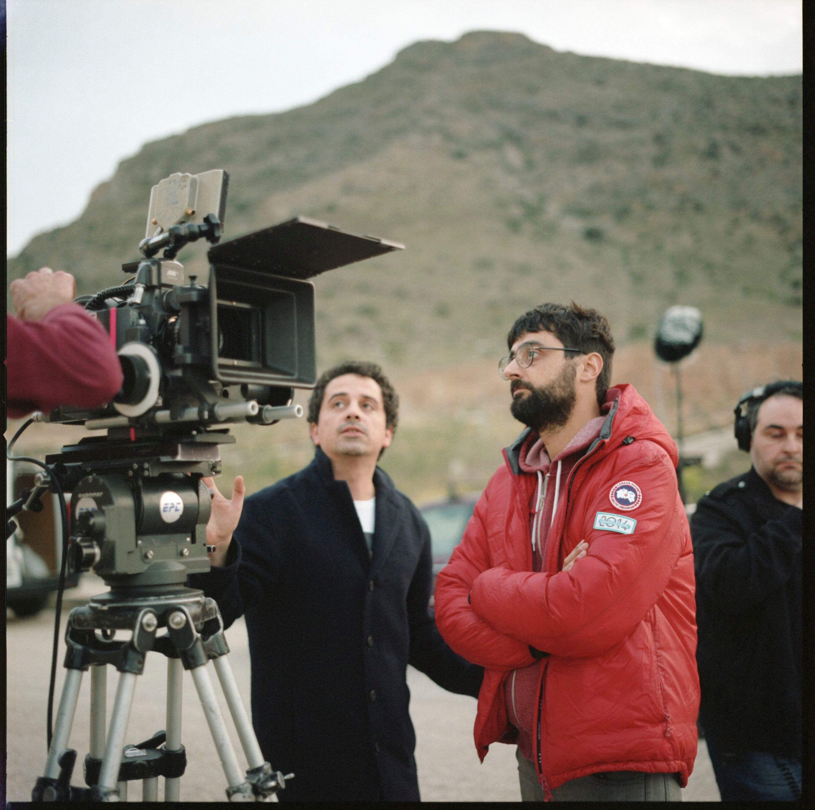 El director de fotografía Ion de Sosa (de negro) y Chema García Ibarra, en el rodaje de 'Espíritu sagrado'.