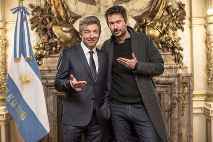 Ricardo Darín (izq) y Santiago Mitre durante el rodaje de 'La Cordillera'.