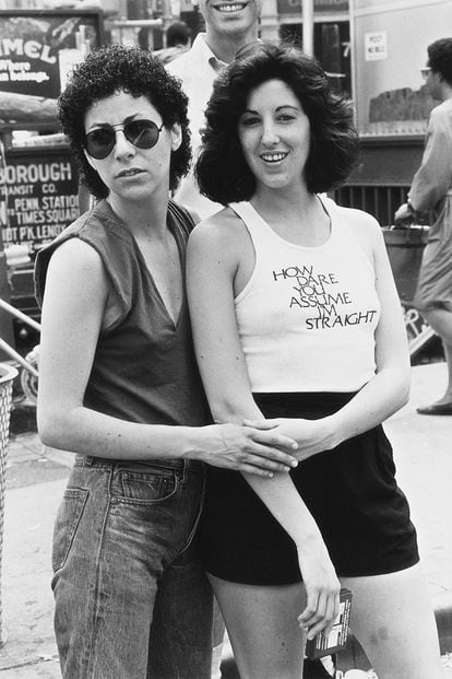 "¿Cómo te atreves a asusmir que soy heterosexual?", el provocador eslogan que esta joven lucía en su camiseta en 1982.