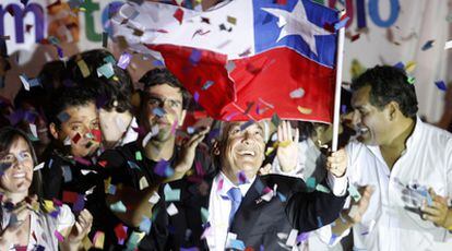 El candidato conservador Sebastián Piñera ondea una bandera de Chile para celebrar los resultados, anoche en Santiago.