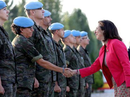 La ministra Margarita Robles saluda a una soldado, durante su visita al Líbano.