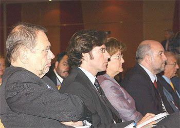 Javier Solana, a la izquierda, y el ex secretario general del PSOE, Joaquín Almunia, durante el encuentro.