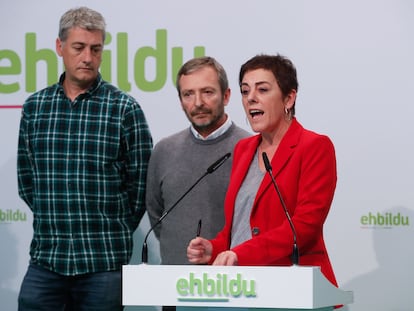 Los diputados de EH Bildu, Mertxe Aizpurua (d), y Oskar Matute (i), junto al alcalde de Tafalla (Navarra), Jesús Arrizubieta.