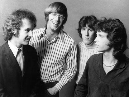 Robby Krieger y Jim Morrison (en los extremos) se cruzan las miradas. En el centro, Ray Manzarek y John Densmore. The Doors en 1970.